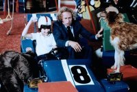 Подумаешь, "по территории нашего котеджного поселка" ездит!
Нормальные пацаны имеют автомобиль для поездок по дому.