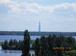 Когда проезжаешь рядом, нет ощущения огромной высоты, а торчок проявляется с большого расстояния. Вот вид из Сестрорецка.