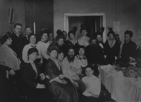 Неказистый мужичонка чуть правее от Григория Распутина - его отец Ефим.