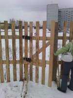 Зачем? От диких животных.

Тапочки работают как пружина.

Что бы очередная собака или чьи то дети там не застряли.