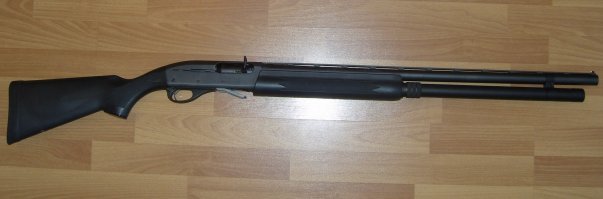 Полуавтомат с коротким стволом. Нижняя трубка это магазин.