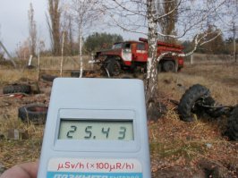 Это уже даже не отстойник. Это тупо - свалка. Причём - крохотная. Пронырливые хохлы снимали с техники всё что можно и продавали эти "запчасти" на рынках, в том числе и в России. Никто ж ведь не ходит на авторынок с дозиметром!
По данному поводу кто уже только не писал. Например:
