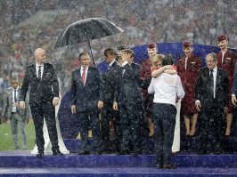 Мне вот показался странным тот факт , когда пошел дождь, зонт нашелся именно для Путина, он единственный кого прикрывали от дождя. Хотя тасм была симпатичная дама - президент Хорватии, она как ни в чем не бывало мужественно под проливным дождем поздравляла игроков как своей страны занявшей второе место, так и победителей сборной Франции. И никто из мужчин не догадался кому действительно  надо было первому зонт поднести. И как теперь на это смотреть? 
А вообще самыми нормальными на ЧМ оказались японцы, которые за собой мусор убирали..