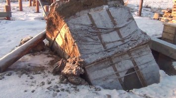 Фундамент должен быть ниже глубины сезонного промерзания почвы... иначе никак.
Пучины - вещь страшная!