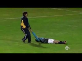 а вот пострадавшего ребенка кровавая гэбня выволакивает с поля. и только отважный неполживый журналист тайно снял этот тоталитарный акт.