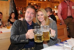 А АРНОЛЬД ШВАРЦЕНЕГГЕР ОЧЕНЬ ЛЮБИТ ПИВО
Оказывается Железный Арни большой любитель пенного напитка и старается никогда не пропускать знаменитый Октоберфест. (на фото Арнольд Шварценеггер и его подруга Хизер Миллиган во время Октоберфеста на Мюнхенском Луге Терезы, 27 сентября 2016 года)