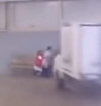 10 раз пересмотрел, как грузовик сбилА женщин, у дамы в белом халате нет и инстинкта самосохранения ? Чего она встала то ? Ее вторая в спину толкает, а она стоит (