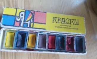"Лучшие краски" как у автора-это самое дерьмо, которое надо было размачивать полчаса. Лучшими считались "медовые", самая крутизна, когда в наборе больше 6 цветов.
В тубах акварель "Нева"-это уже для профессионалов