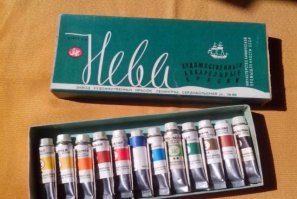 "Лучшие краски" как у автора-это самое дерьмо, которое надо было размачивать полчаса. Лучшими считались "медовые", самая крутизна, когда в наборе больше 6 цветов.
В тубах акварель "Нева"-это уже для профессионалов