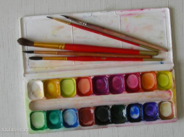 "Лучшие краски" как у автора-это самое дерьмо, которое надо было размачивать полчаса. Лучшими считались "медовые", самая крутизна, когда в наборе больше 6 цветов.
В тубах акварель "Нева"-это уже для профессионалов