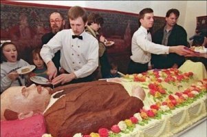 Есть такие штуки на самом деле неприятно. И жалко нарушать красоту. Да и не вкусно, наверное - сплошная мастика. Но устраивать взрослым людям истерики - перебор.