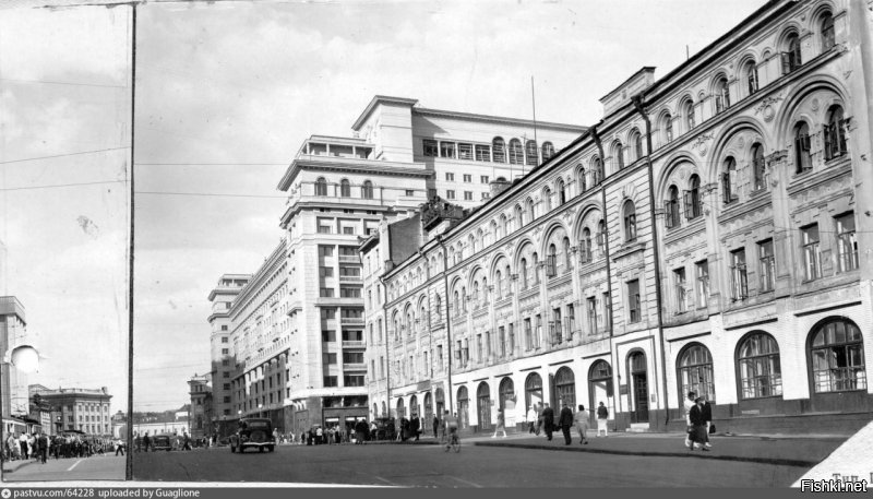 Это Гостиница "Большая Московская" и за ним - здание "Экспортхлеб". Все было снесено.