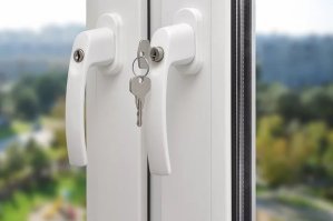 Уже пора на стадии строительства делать окна с замками. 
И не забывать пользоваться этими замками, если есть дети.