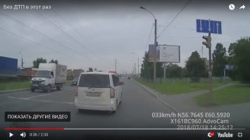 Разметки конечно нет, но по мне, так логичнее, что автор должен был уступать крузаку. Крузак, как и все стоял в очереди на проезд прямо, а автор всех объехал справа.