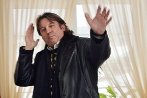 Российский шутник  фотошопит себя на обложки альбомов звезд