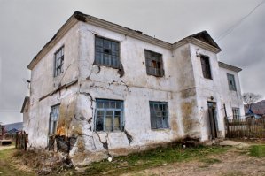 Все прально говорите. Про остальных не знаю, но Краснодарский край - в этом здании первые 2 этажа это прием граждан, и в здании сидит ОПФР и 2 управления, то есть 3 организации. Б.л.я я лучше во дворце в очереди посижу, чем вам ди.би.лам на вашу тупую башку рухнет вот такое с картинки ниже.