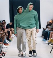 Я кому-то такое пончо подарил, типа у костра вдвоём греться - и что там дизайнерского? Обычный флисовый дешман.