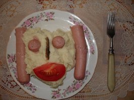 еще вкуснятки: хищник-3

глазки из ОТКУСАННЫХ кусочков сосиски
и шпротину, шпротину туда!