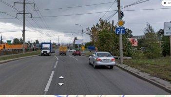 рег мудак. там из правого ряда только направо под стрелку, едущие прямо стоят в левом ряду.
то есть это не крузак, а рег нарушил ПДД и в чужой ряд полез.
и еще какие-то мудаки открутили знак движения по полосам. а вот на яндекс-панораме и знак, и разметка на месте: