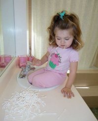 Родители-долбо*бы. Дёрнется случайно, так непонятно что будет - много тысяч на операцию на ушах, или кусок пластика в горле.