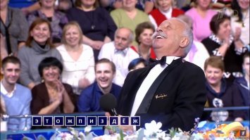 Парень решил похвастаться возможностями своего объектива, когда подглядывал за соседкой: видео