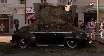 Чо-то подписи к некоторым фоткам не очень совпадают с реальностью. С таким же успехом можно прокомментировать и события из фильма "Назад в будущее":
"Навозная лавина накрыла автомобиль с туристами!"