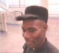 Парень хотел стрижку под горшок, и его друг вызвался ему помочь