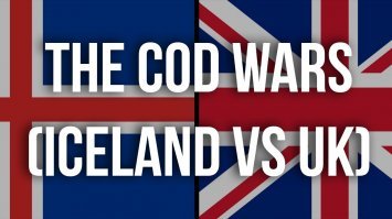 И это далеко не в первый раз.


Исландия против всех, история тресковых войн

Действующие лица:

Британская империя   население около 51 миллиона человек, ядерное государство.

Исландия   население около 300 тысяч человек, армия отсутствует.

НАТО   альянс, в котором состоят и Британия, и Исландия.

Другие страны   СССР, ФРГ, США и прочие.

Акт первый. 1958 год.

Исландия. Мне нужна треска.

Другие страны. У тебя есть 4 мили вокруг твоего, хм, островка, вот и лови себе там.

Исландия: Мне нужно больше трески.

(*Исландия заявляет, что теперь ей принадлежит вся морская территория на 12 миль вокруг острова*)

Другие страны (хором). Ни хрена себе!

Исландия (нежно). Треска, трескулечка, трескушечка моя...

Британия. Слышь, ты...

Исландия (поправляет). Вы.

Британия. Слышь, вы. Я как ловила у тебя рыбу, так и буду ловить. Намёк понятен?

Исландия. <span style='color:gray'>[мат]</span>.

Британия (в шоке): Что?!

Исландия: У-е-бу.

Британия: У меня ядерное оружие.

Исландия. Ты в меня не попадёшь.

Британия. У меня флот.

Исландия. Скоро ты будешь вспоминать, как приятно было говорить о своём флоте в настоящем времени.

Британия. У тебя населения меньше, чем у меня матросов на флоте!

Исландия. Ничего. Треска станет жирнее на английском мясе.

Британия. Ах ты...

(*Британские рыбаки продолжают ловить треску в водах Исландии*)

Исландия (задумчиво). <span style='color:gray'>[мат]</span>.

(*Исландская береговая охрана окружает британские корабли и обрезает им тралы*)

Британия (поперхнувшись чаем с молоком). Да вы <span style='color:gray'>[мат]</span>!..

Исландия (довольным голосом). О, наконец-то Британия говорит с Исландией на "вы".

Британия. Мне нужна треска!

Исландия. Нет. Треска нужна Исландии и Советскому Союзу. Эй, Союз, хочешь немного рыбки?

СССР (издалека). Рыбка? Союз хочет рыбки!

Британия. <span style='color:gray'>[мат]</span>...

(*Британия выводит своих рыбаков и признаёт права Исландии на 12-мильную зону*)

Акт второй. 1972 год.

Исландия. Мне нужна треска.

Британия. Опять?!

Исландия. Мне. Нужна. Треска.

(*Исландия заявляет, что теперь её исключительные права распространяются на 50 миль вокруг острова*)

Другие страны (хором). Да ты <span style='color:gray'>[мат]</span>!

Исландия (поправляет). Вы.

Британия. Ты меня достала, мелкая паскуда.

Германия. И меня. Мне, может, тоже треска нужна!

(*Британия и Германия продолжают ловить рыбу в водах Исландии, приставив к рыбакам фрегаты военно-морского флота*)

Исландия (задумчиво). <span style='color:gray'>[мат]</span>. Обеих.

(*Исландская береговая охрана пытается обрезать тралы у английских рыбаков, но нарывается на предупредительный огонь военного флота*)

Исландия (меланхолично). Не я <span style='color:gray'>[мат]</span>   так другие <span style='color:gray'>[мат]</span>... (поднимает трубку) Алло, США? Исландия беспокоит. Нет, не Ирландия, а Исландия. Нет, это разные страны. <span style='color:gray'>[мат]</span>. Что? Нет, это пока не вам. У нас тут ваша военная база была, помните? В смысле   "до сих пор стоит"? Сейчас уберем, раз стоит. А то нас тут обижают, а от вашей базы никакого толку. Мы другую базу поставим, красную. С медведем и кнопкой. И русскими. Что значит "не надо"? А, "решите вопрос"? Ну хорошо, решайте побыстрее. Чао. (вешает трубку)

СССР. Меня кто-то звал?

Исландия. Нет, тебе послышалось.

СССР. А треска ещё есть?

Исландия. Нет. Она утонула.

СССР. Жаль.

США. Эй, вы там, которые в исландских водах!

Британия и Германия (хором). Что?

США. Идите оттуда <span style='color:gray'>[мат]</span>, пожалуйста.

Британия. Но треска...

США. От трески изжога.

Британия (обречённо). <span style='color:gray'>[мат]</span>...

(*Британия и Германия покидают исландские воды*)

Исландия. <span style='color:gray'>[мат]</span> в следующий раз.

Акт третий. 1975 год.

Исландия. Мне нужна треска.

Британия и Германия (оглянувшись, тихим шёпотом). Пошла <span style='color:gray'>[мат]</span>.

Исландия. Мне. Нужна. Треска.

(*Исландия заявляет, что теперь ей принадлежат воды на 200 миль вокруг острова*)

Другие страны. Исландия, да ты... то есть вы...

Исландия (перебивает). <span style='color:gray'>[мат]</span>.

Германия (меланхолично). <span style='color:gray'>[мат]</span>.

Британия. Смотрите и учитесь, сосунки.

(*Британия снова вводит военный флот для защиты рыбаков в исландских водах*)

Исландия (задумчиво). У меня семь кораблей. У Британии около сотни. (потирая руки) Это будет великая победа, достойная наших предков-викингов!

Германия (шёпотом). Исландия <span style='color:gray'>[мат]</span>, звоните психиатрам.

Исландия. Выпускайте береговую охрану!

(*из бухты с трудом выходит старый фрегат "Тор", перегораживает

дорогу сразу трём английским военным кораблям и вступает с ними в бой*)

Другие страны (хором). Исландия <span style='color:gray'>[мат]</span>!

Исландия (с дьявольским хохотом). Нас ожидают чертоги Вальхаллы, где мы будем вечно пировать с Праотцом Одином за длинным столом!..

Другие страны (шёпотом). <span style='color:gray'>[мат]</span>.

(*исландские и английские корабли гоняются друг за другом по морю, устраивая перестрелки*)

США. <span style='color:gray'>[мат]</span>. Вы, оба...

Исландия (не слушая). Сражайтесь, английские крысы! Ваше место - в сером Нифльхейме, под пятой великой Хель! Узрите же знамя ворона! С нами Тор!

США (в панике). Вы же оба члены НАТО!

Исландия (не оборачиваясь). Уже нет.

США (впадая в хтонический ужас). Как это нет?!

Исландия. Мы не будем сражаться плечом к плечу с трусливыми английскими крысами. Мы выходим из НАТО.

Другие страны (хором). <span style='color:gray'>[мат]</span>!..

США (бледнея). Но ведь у вас единственная база НАТО в северных морях!

СССР (подкрадываясь). А вот с этого места поподробнее...

США. <span style='color:gray'>[мат]</span>! Британия! Можно тебя на два слова?

Британия (нехотя). Ну что ещё?!

США. Свали оттуда!

Британия. Это вопрос принципа!

США. <span style='color:gray'>[мат]</span>!

Исландия. США, отвали, это я её первая заметила!

США. Да ты <span style='color:gray'>[мат]</span>!

Исландия (помахивая треской). А знаете, медведи очень любят сырую рыбу. Исторический факт.

СССР. Ры-ы-ы-ыба-а-а-а...

США. <span style='color:gray'>[мат]</span>! Британия!

Британия (разочарованно). Да что ж <span style='color:gray'>[мат]</span>ня...

(*Британия отзывает свои корабли и вслед за всеми странами Европы признаёт право Исландии на 200-мильную зону вокруг острова*)

Исландия (грустно). Великий Один остался без жертвоприношения... И веселье так быстро закончилось  (оглядываясь по сторонам и замечая вулкан Эйяфьядлайёкюдль) Хотя всё ещё можно поправить!

Все страны мира (хором). <span style='color:gray'>[мат]</span>...

Занавес.