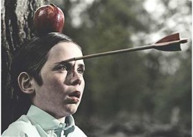 Цирк, девушки, несколько ножей