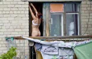 Парень решил похвастаться возможностями своего объектива, когда подглядывал за соседкой: видео