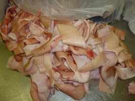 В армии  раньше не мясо кидали в котел,  а только шкуру свиную. Частенько с остатками щетины. Может сейчас по другому?