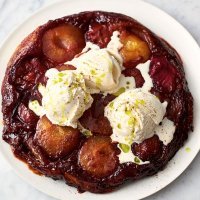 Ну, тот же tarte tatin часто едят с мороженым. 
Это правда пирог с мороженым, а не мороженое с пирогом.