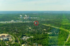 Многоэтажка в лесу, фото которой блуждало в сети, попала в эту съемку