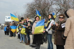 Просто удивительно как РФ смогла ввести столько  солдатиков без без знаков отличия, да еще и вместе  детьми.



А вот сторонников за сохранение Крыма на улицах было в дни референдума- не протолкнуться.
