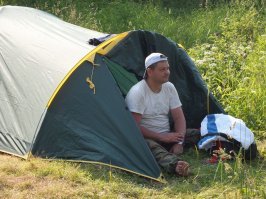 Прикольно, конечно, но лучше с палаткой и куда подальше от людей.