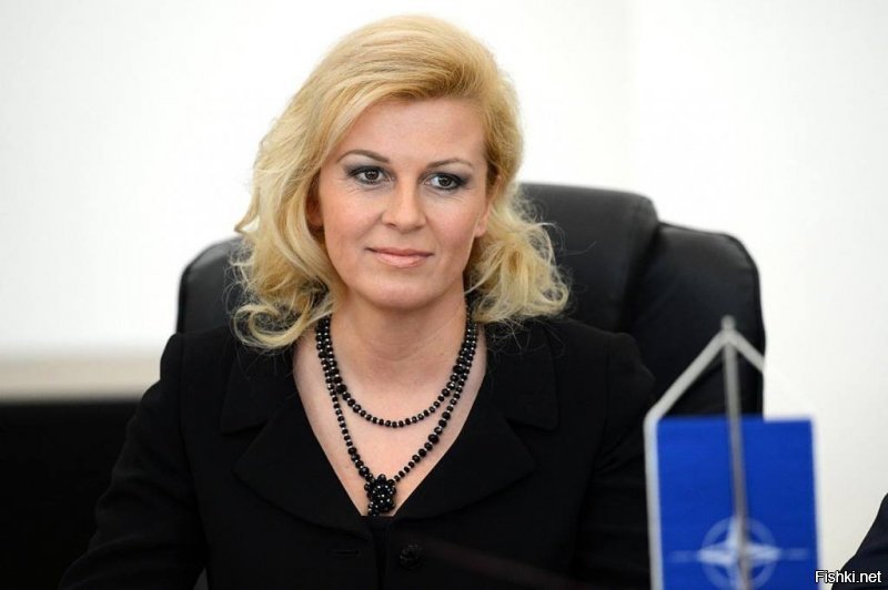 Колинда Грабар-Китарович стала президенткой Хорватии 19 февраля 2015 года.
Колинда продала президентский самолет и 35 мерседесов представительского класса, на которых ездили чиновники. Все деньги она вернула в казну.
Себе и министрам она урезала зарплату вдвое, послам и консулам - на 60%.
Минимальная заработная плата была увеличена с 400 до 540 долларов.
Расходы на образование, социальный сектор и медицину растут приблизительно на 3% в год.
Колинда говорит на семи языках, растит двоих детей, старшая дочь у нее - чемпионка страны по фигурному катанию среди юниоров.
Колинда создала Национальную стратегию женского предпринимательства и выпустила постановление, согласно которому работодатели обязаны оплачивать равнозначный труд мужчин и женщин одинаково.
Прирост ВВП с 2015го года составил более 8 %.
В мерзостях и гнусностях не замечена, собственного народа не боится и не прячется за охраной и пуленепробиваемыми стелами...трудно не уважать такого лидера...