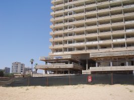 Была я в тех местах. Брошенный целый город, разрушенные отели, пустынные шикарные пляжи...