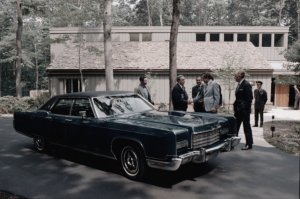 1973-й год, резиденция Кэмп-Дэвид. Президент США Ричард Никсон дарит Брежневу роскошный седан Lincoln Continental голубого цвета. Машину Генсеку вручили от лица американских предпринимателей. Во время визита Никсона в Москву в 1972-м году Л. И. Брежнев увидел президентский Lincoln и воскликнул: А можно и мне такой же? Только обычный, конечно. По просьбе Никсона американские бизнесмены приобрели для Генсека автомобиль стоимостью 10000 долл.