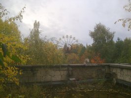 Экологически чистый климат, аттракционы, развлечения, водные процедуры. В том числе и сухофрукты. Все брендово! Подпись - Продавец Сидорович.