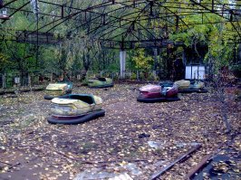 Экологически чистый климат, аттракционы, развлечения, водные процедуры. В том числе и сухофрукты. Все брендово! Подпись - Продавец Сидорович.