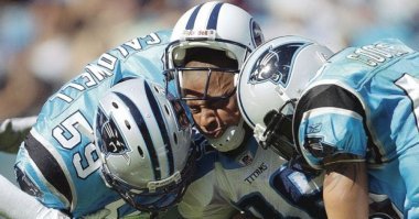 Потому что в регби останавливают захватами, а в американском футболе ударами, поверь большая разница когда 150 кг мужик пытается тебя обнять или со всей дури в тебя врезается. 
-----
PS в американском футболе нет победителей, есть выжившие (с)