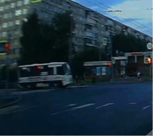 у меня только один вопрос - что делала эта курица на велосипеде в крайней левой полосе? ... я бы на месте водителя ПАЗика даже не тормозил бы.