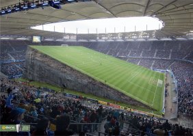 Все стадионы примерно такой формы. Наверное фанаты хотели треугольный и потому дизайн их смутил?