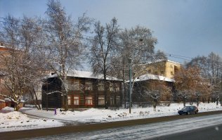 Там остались в основном вот такие дома, и да действительно в самом центре практически. Они как раз и являются клоповниками. Действительно частный сектор не трогают. Там люди успешно строят себе коттеджики.