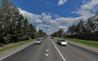 Прямо по классике: смотрю в книгу - вижу фигу.

Адаптированный вариант для тех кто дорог типа М3 в жизни не видели:
Количество полос движения ... определяется ... водителями с учетом ШИРИНЫ ПРОЕЗЖЕЙ ЧАСТИ, ГАБАРИТОВ ТРАНСПОРТНЫХ СРЕДСТВ.

На фото с того же участка дороги хорошо видно идиота у которого одна попутная полоса