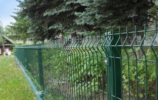 Мне, как человеку с техническим мышлением, вообще непонятно, как бы это все держалось, даже будучи сделано по "технологии". Эти хлипкие крепления - полное говно. Вся цель этой конструкции - максимально ускорить время монтажа, но про длительную эксплуатацию никакой речи нет. Тут постоянные ударные нагрузки. Хотя бы как на этом фото крепеж надо делать. А в идеале даже рабица более уместна была бы. Не гламурно, зато прочно.