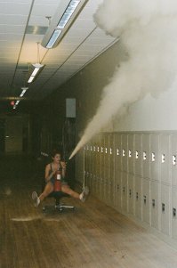 Порошковый огнетушитель?! Убейте эту дуру... или заставьте всё отмывать!