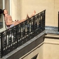 да сам Златан загорает на балконе))