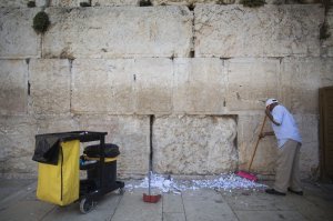 Их вообще-то убирают периодически и закапывают на еврейском кладбище, которое находится на Масличной горе.