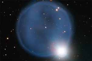 Abell 33 планетарная туманность в созвездии Гидра, на расстоянии 2500 лет от Земли. Это фото показывает пример трупа умершей звезды с удачно расположенной на окраине яркой соседней звезды.